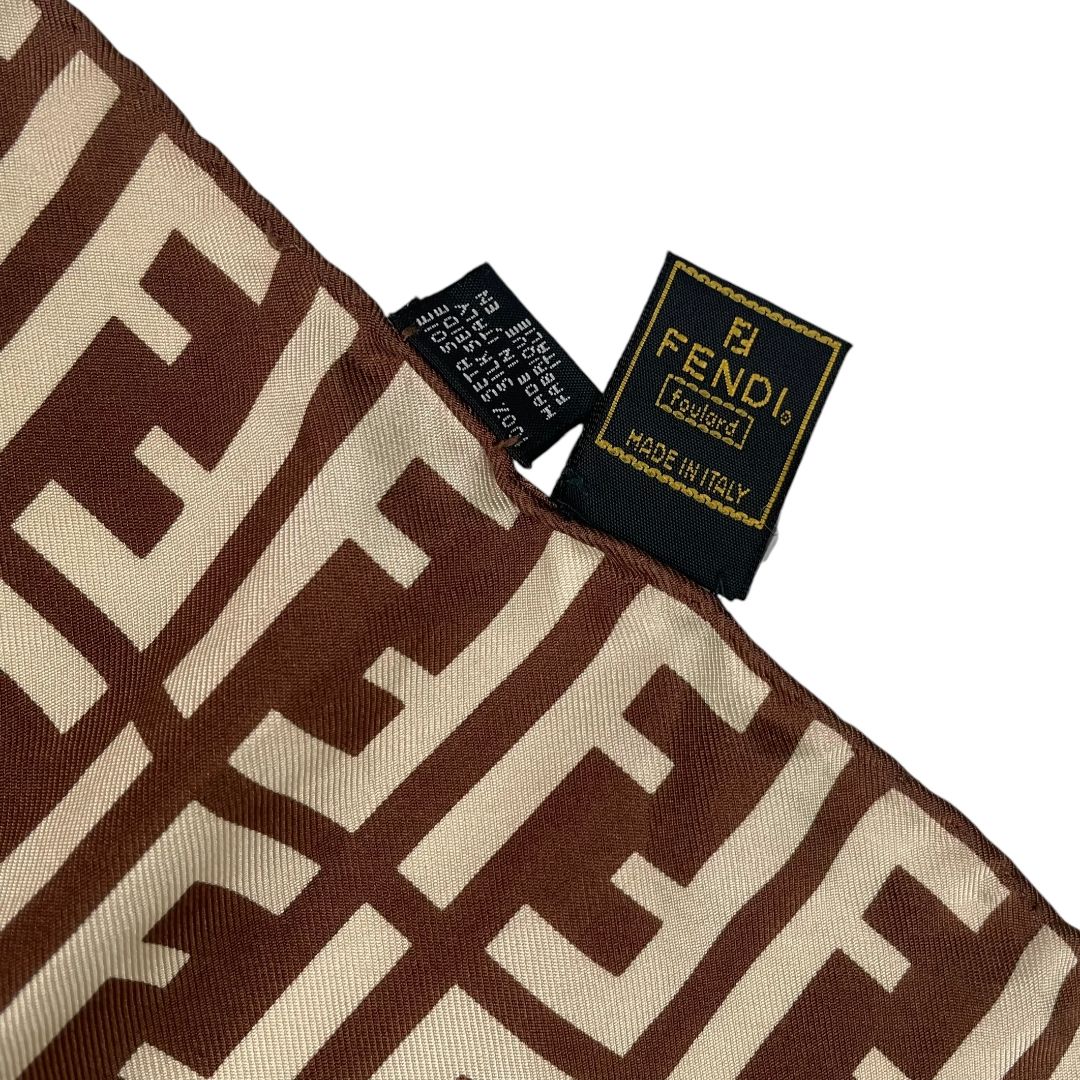 Pañuelo FENDI Color Varios Monograma Medida 89cm x 84cm