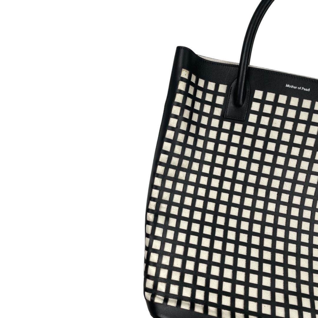 Cartera MOTHER OF PEARL Color Negro Medida 38cm X 28cm