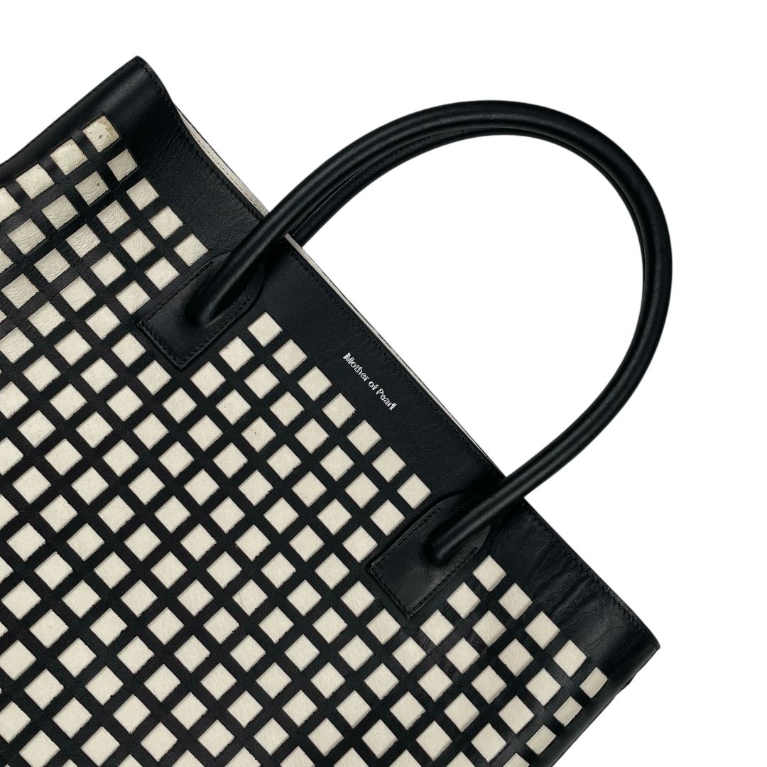 Cartera MOTHER OF PEARL Color Negro Medida 38cm X 28cm