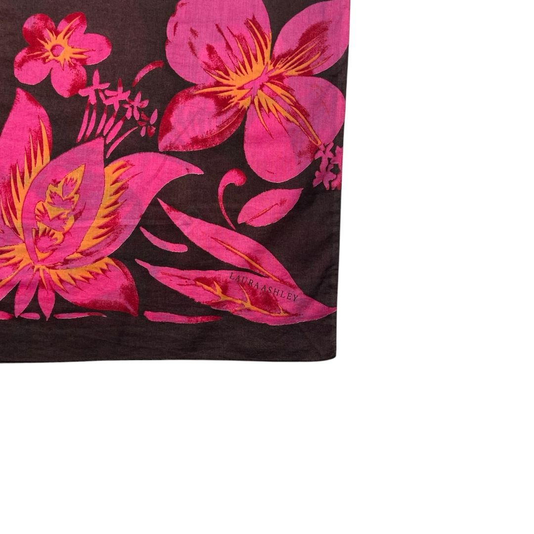 Pañuelo LAURA ASHLEY Estampado Medida 148cm X 116cm