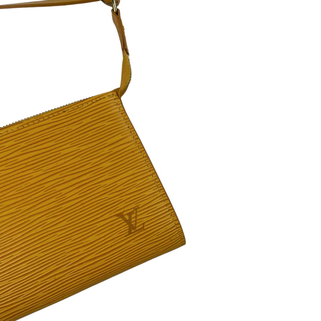 Cartera  LOUIS VUITTON  Color Amarillo Medida 21cm X 12cm