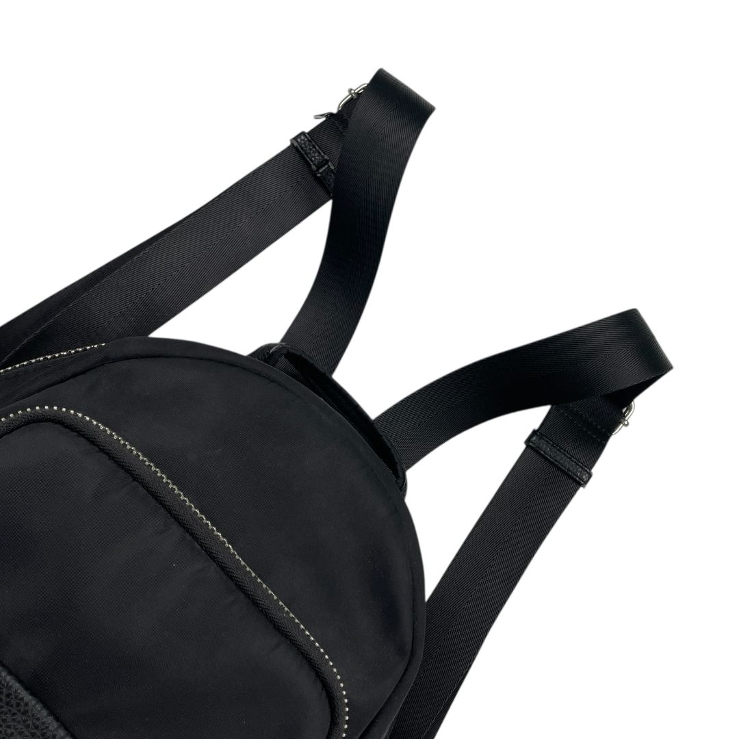Mochila  MISHKA  Color Negro Medida 32cm X 29cm