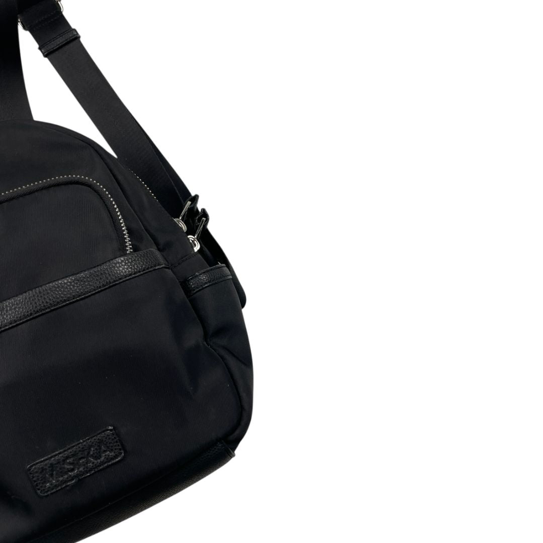 Mochila  MISHKA  Color Negro Medida 32cm X 29cm