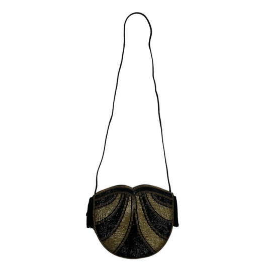 Cartera  SIN MARCA  Color Varios Negro y Dorado Medida 19.5cm X 17cm
