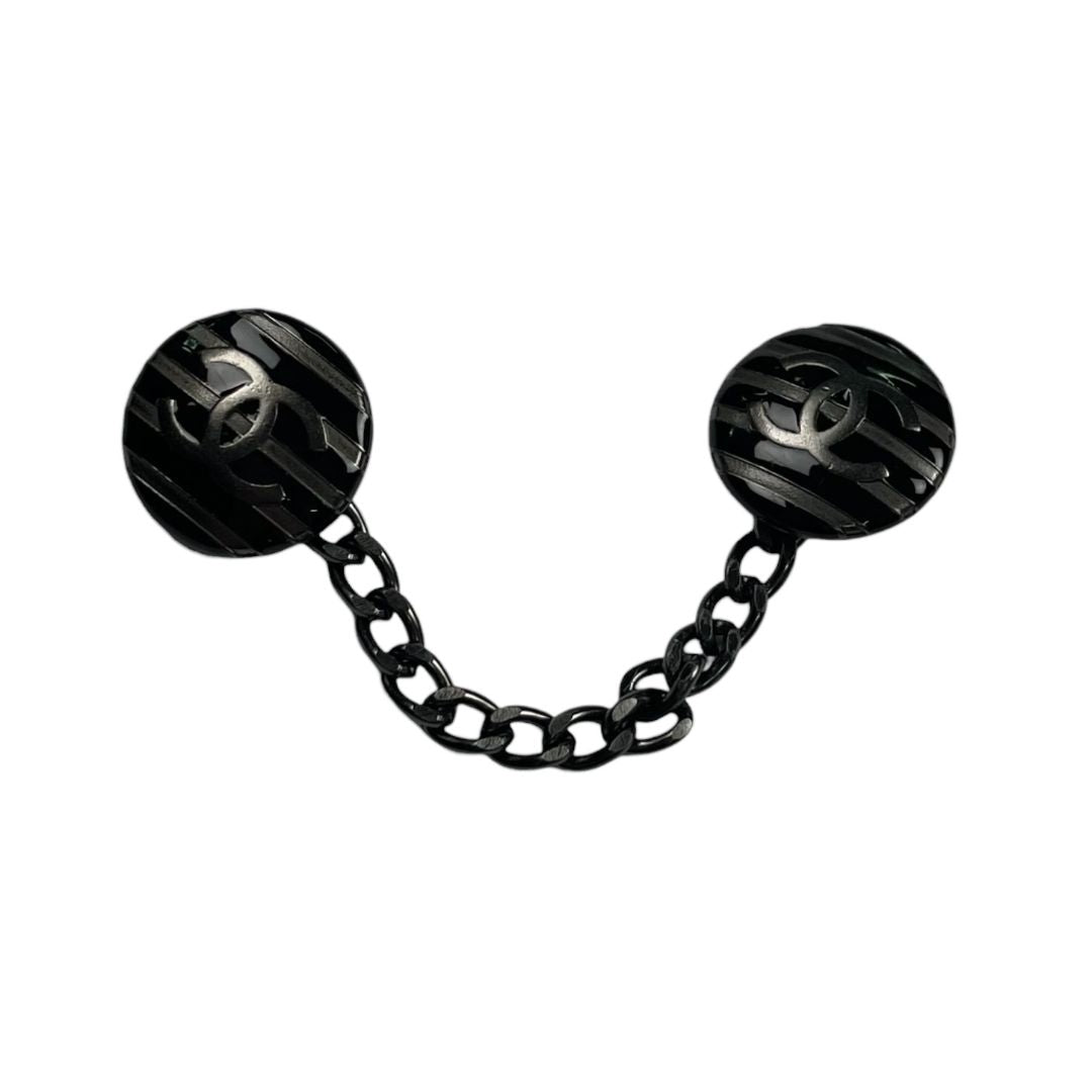 Prendedor  CHANEL  Plateado Talle Unico