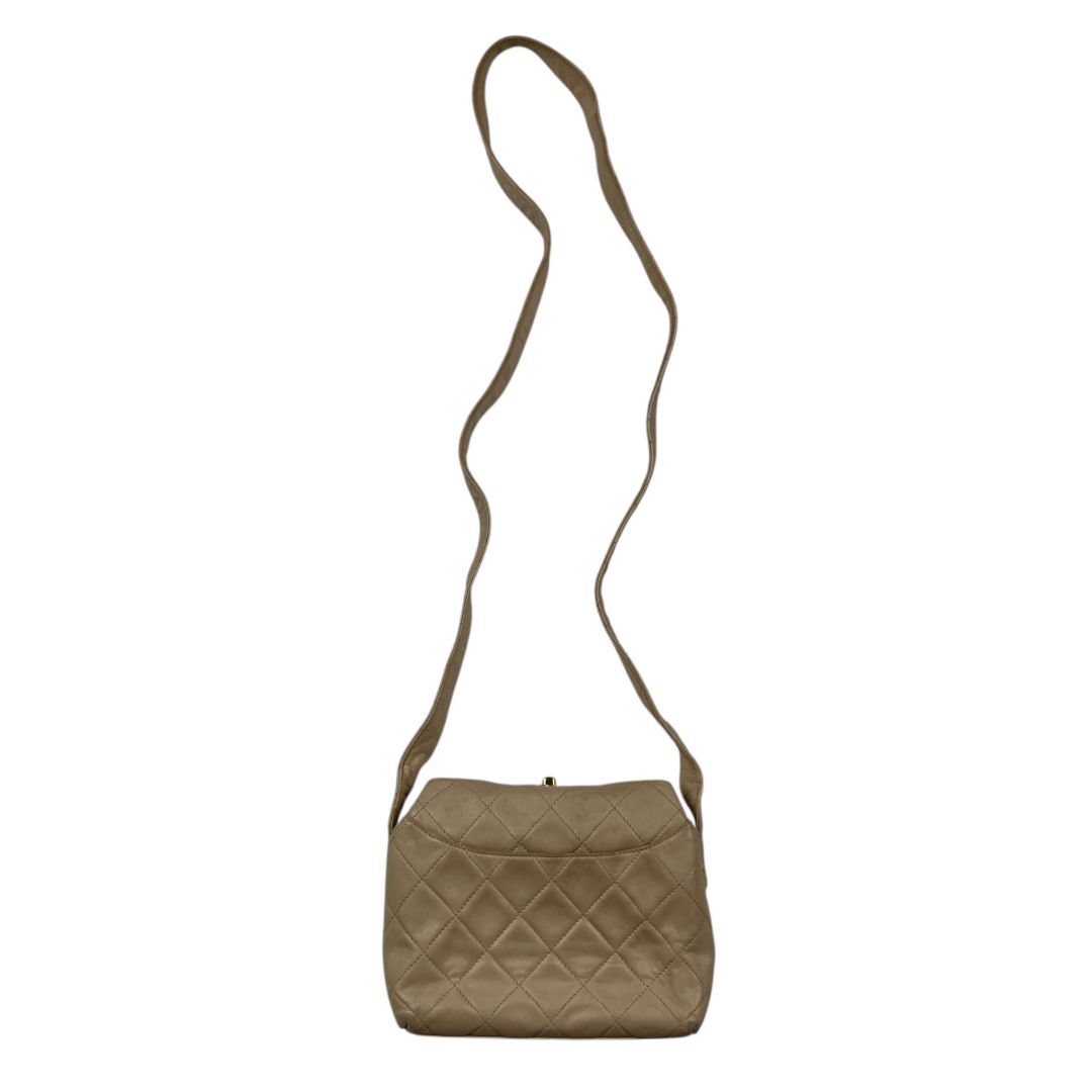 Cartera  CHANEL  Beige Medida 22cm X 15cm