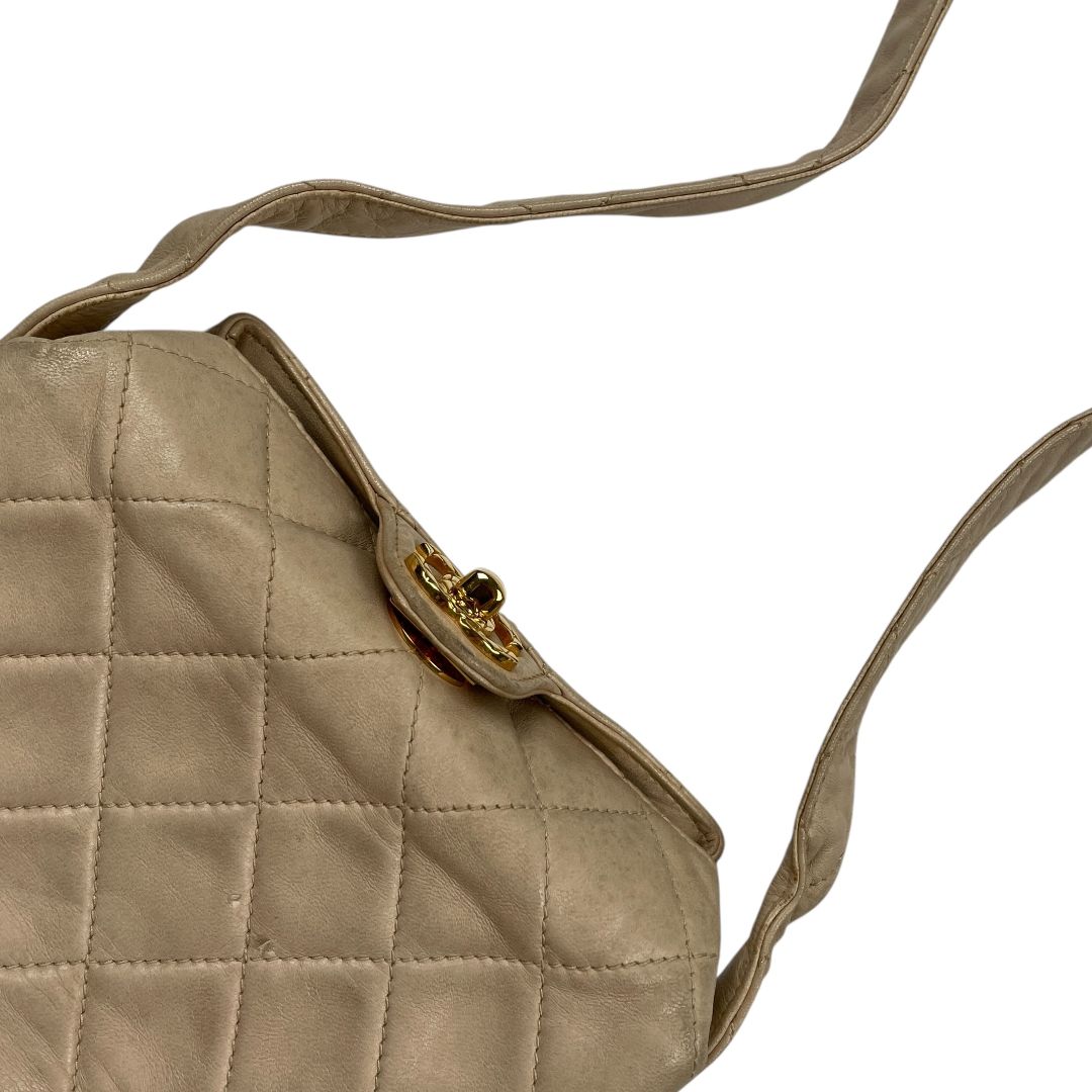 Cartera  CHANEL  Beige Medida 22cm X 15cm