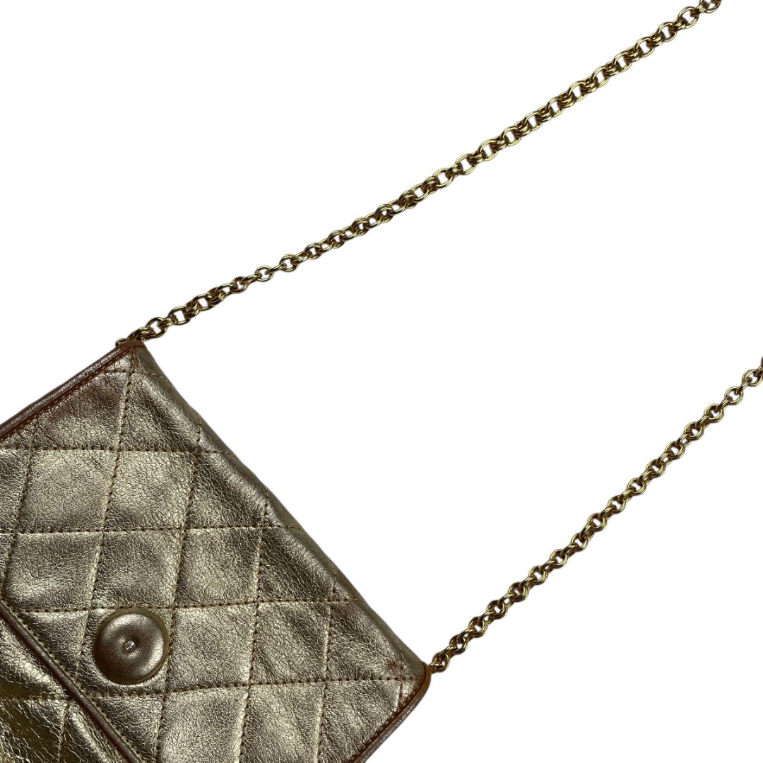 Cartera  CHANEL  Dorado Medida 17cm X 14cm