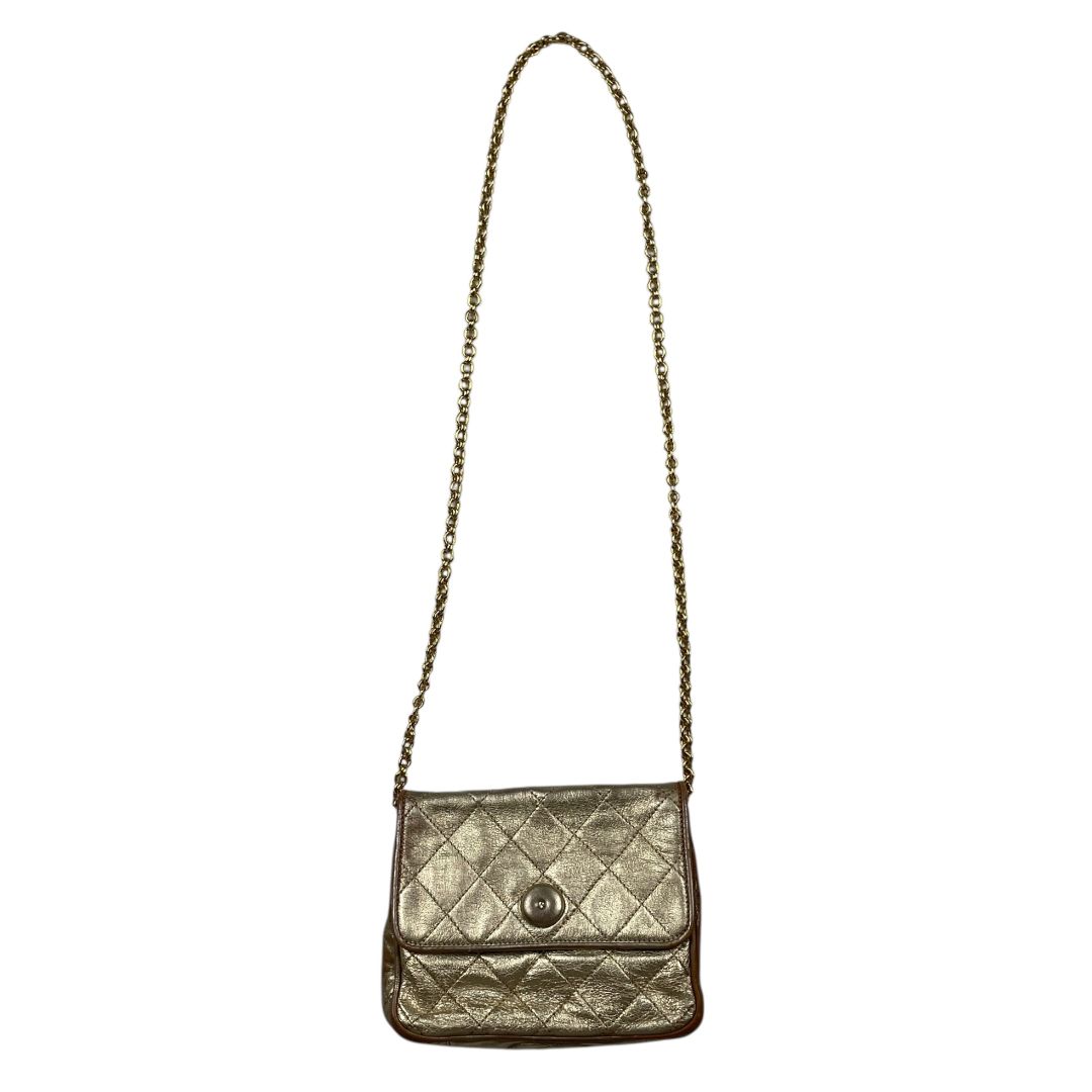 Cartera  CHANEL  Dorado Medida 17cm X 14cm