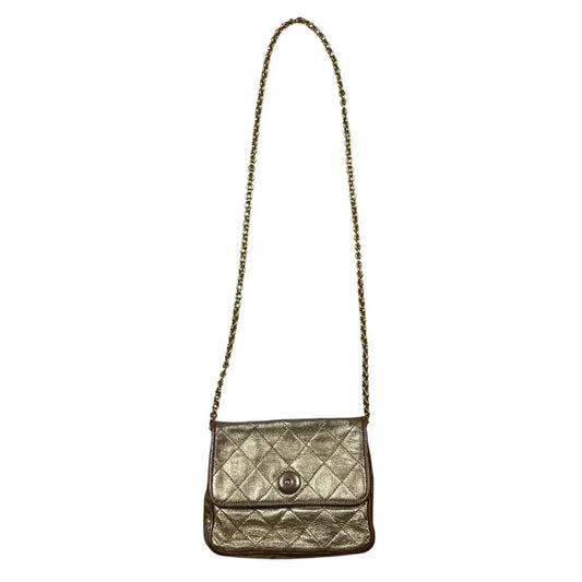 Cartera  CHANEL  Dorado Medida 17cm X 14cm