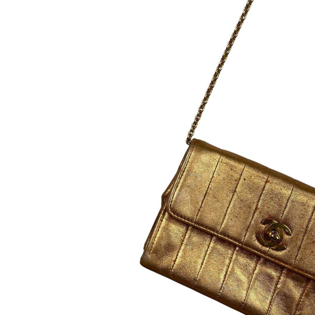 Cartera  CHANEL  Dorado Medida 17cm X 12cm