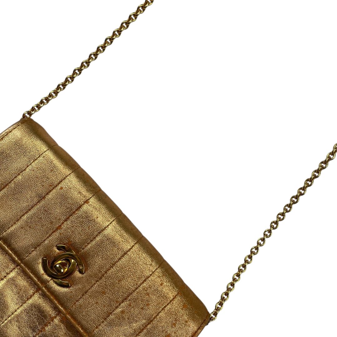 Cartera  CHANEL  Dorado Medida 17cm X 12cm