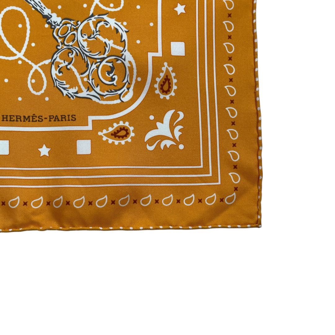 Usado en Excelente condición  HERMES  Naranja Medida 55cm X 54cm