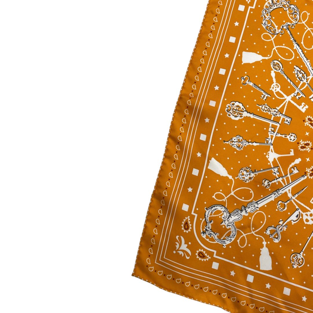 Usado en Excelente condición  HERMES  Naranja Medida 55cm X 54cm