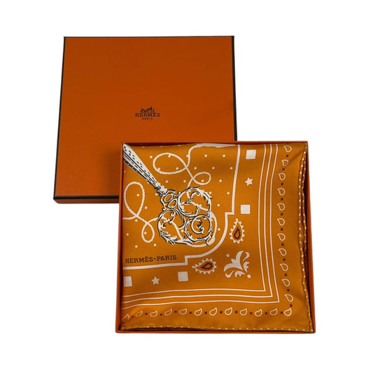 Usado en Excelente condición  HERMES  Naranja Medida 55cm X 54cm