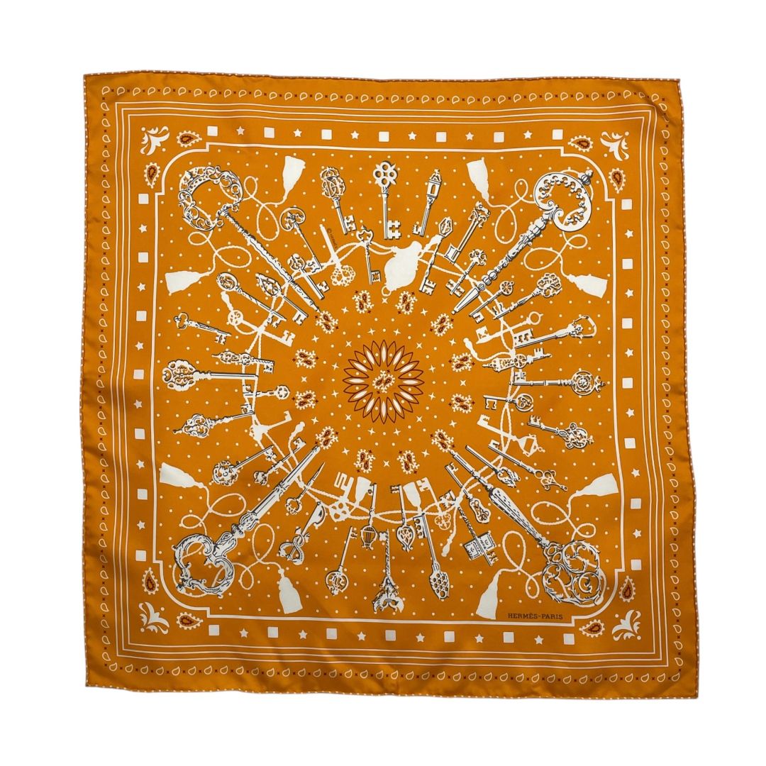Usado en Excelente condición  HERMES  Naranja Medida 55cm X 54cm