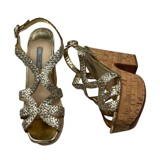 Sandalias  PRADA  Dorado Talle 39