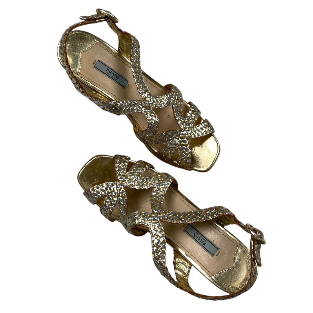 Sandalias  PRADA  Dorado Talle 39
