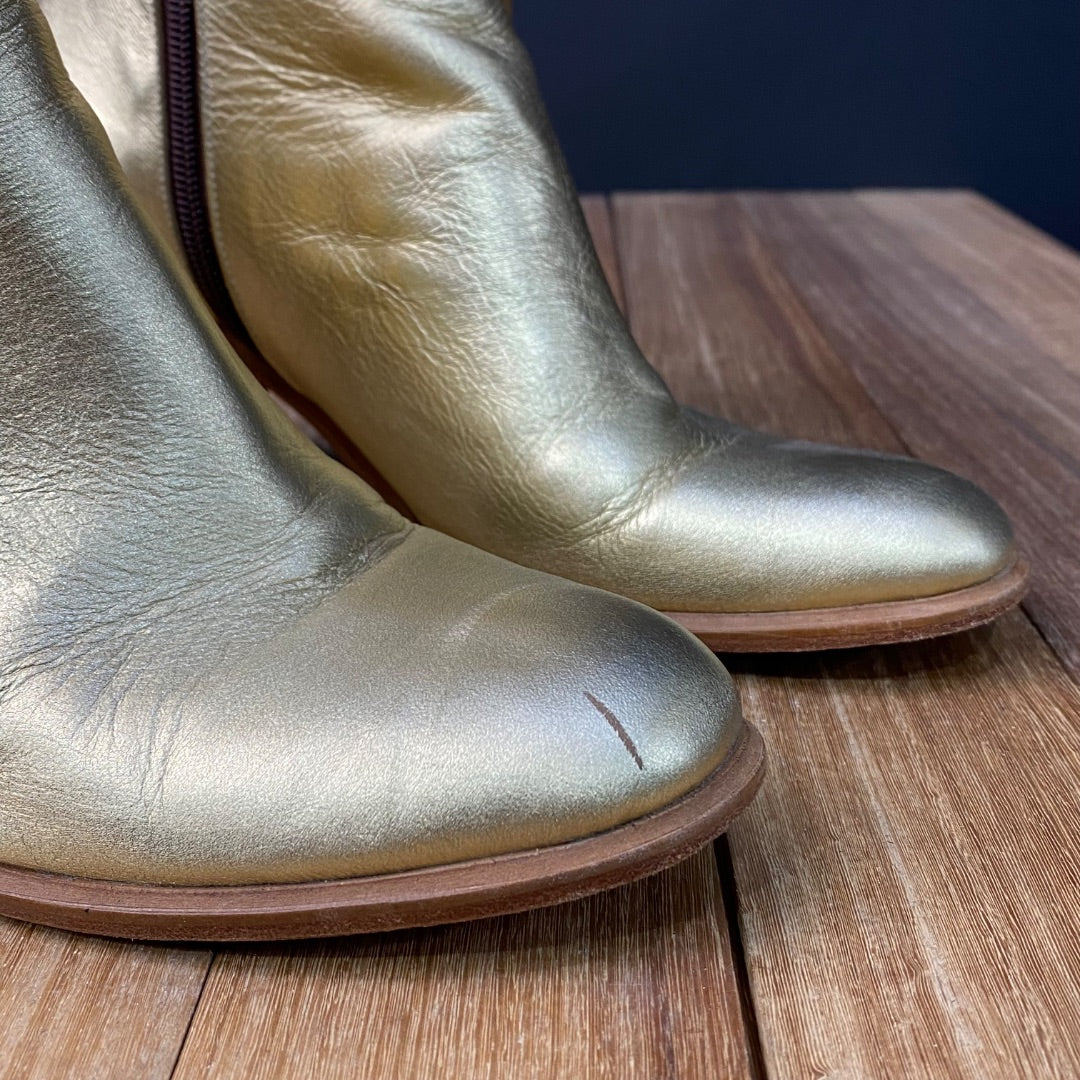 Bota Corta  AY NOT DEAD  Dorado Talle 39