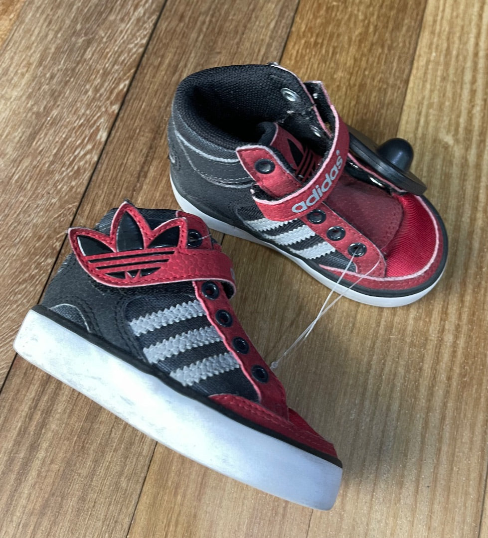 ADIDAS  Zapatillas  Varios Rojo Y Negro  Talle 4