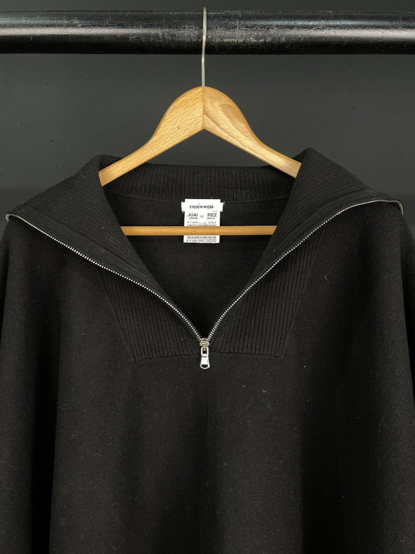 ETIQUETA NEGRA Poncho Negro Talle L