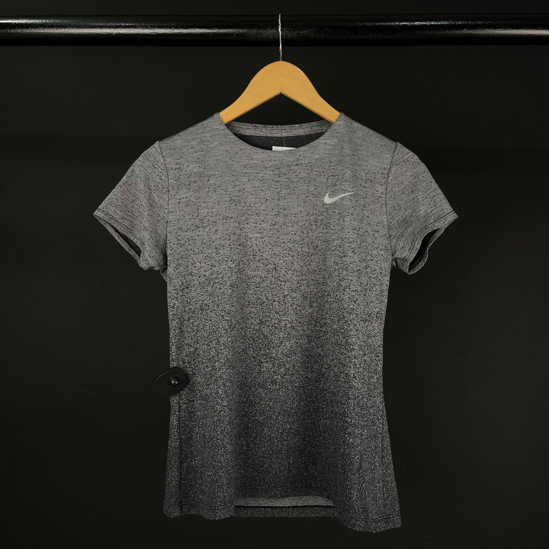 NIKE Remera Deportiva Varios Gris y Negro Talle M