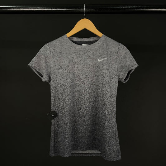 NIKE Remera Deportiva Varios Gris y Negro Talle M