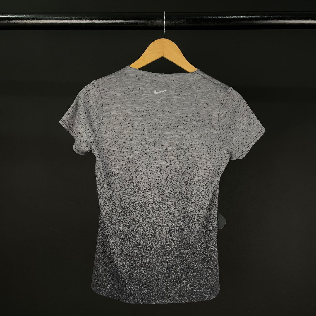 NIKE Remera Deportiva Varios Gris y Negro Talle M