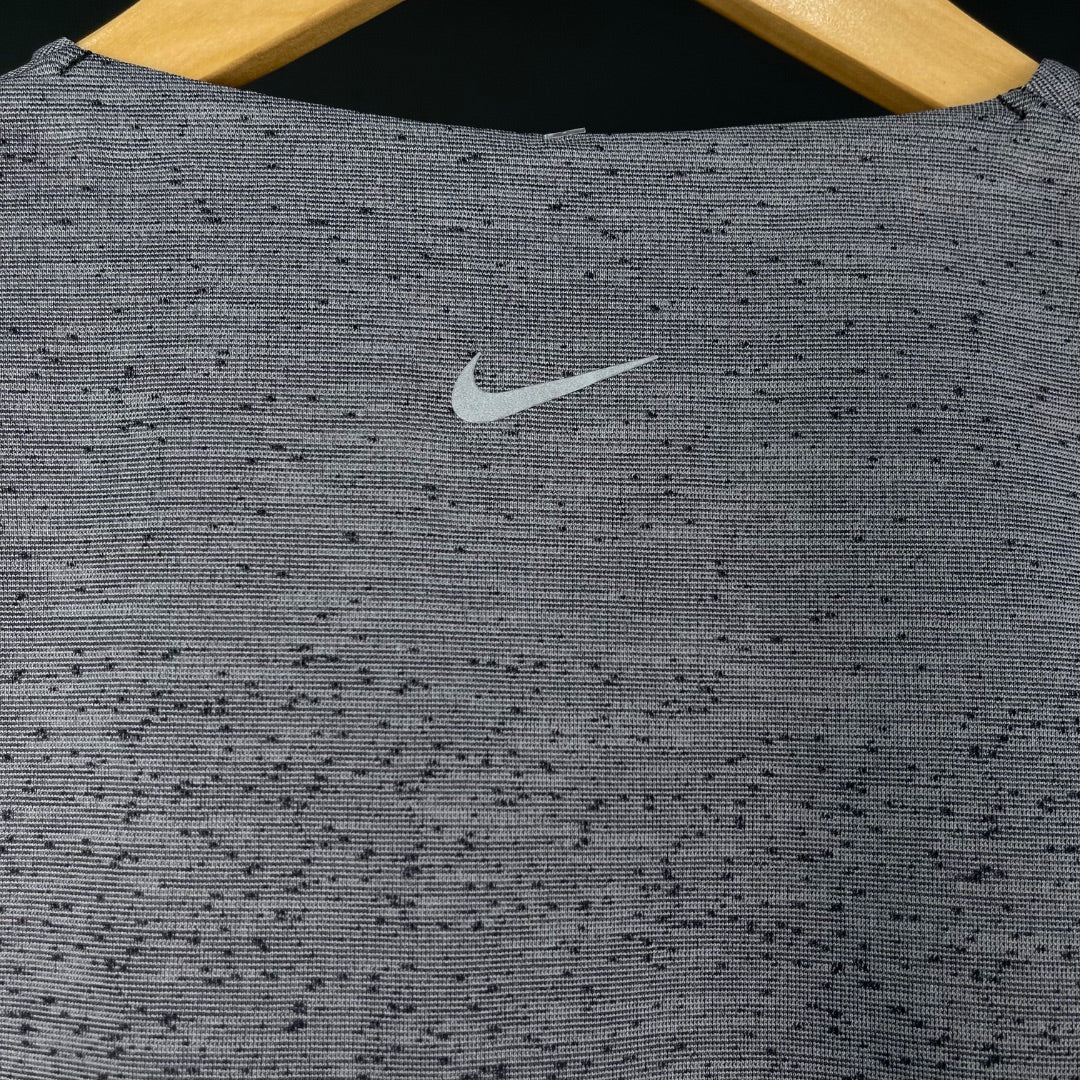 NIKE Remera Deportiva Varios Gris y Negro Talle M