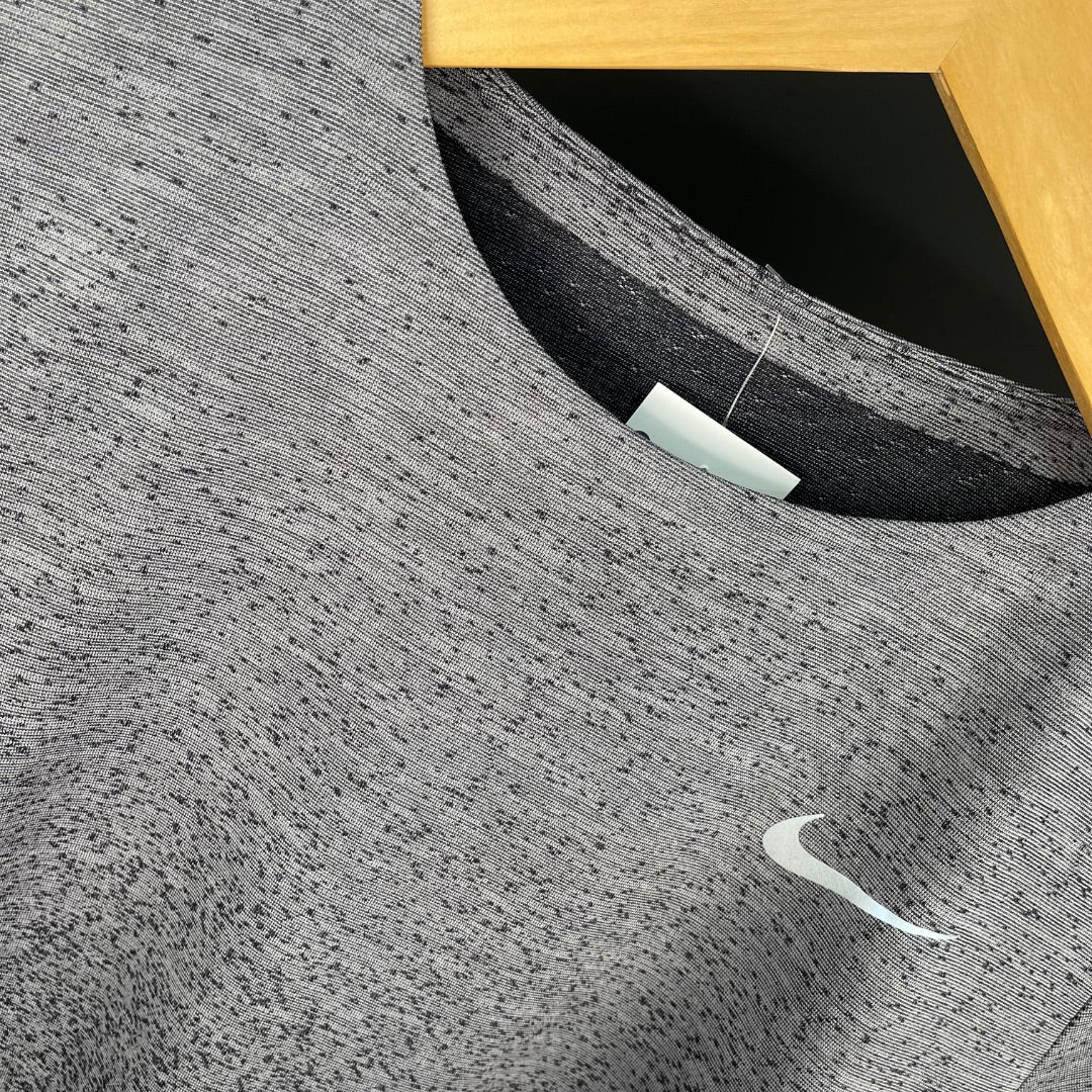 NIKE Remera Deportiva Varios Gris y Negro Talle M