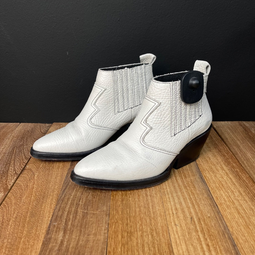 PRUNE  Bota Corta  Color Blanco  Talle 35