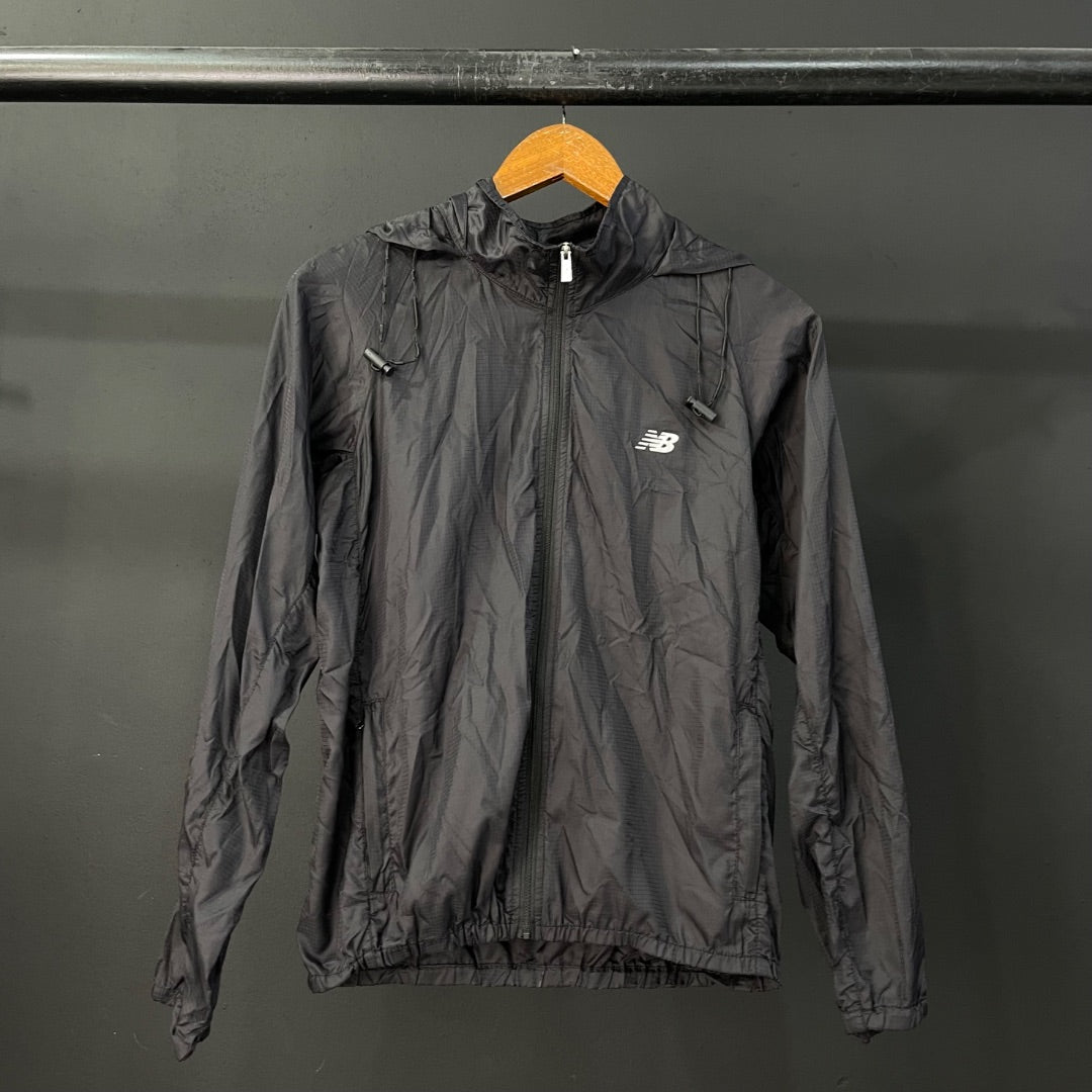NEW BALANCE Campera Negro Talle S