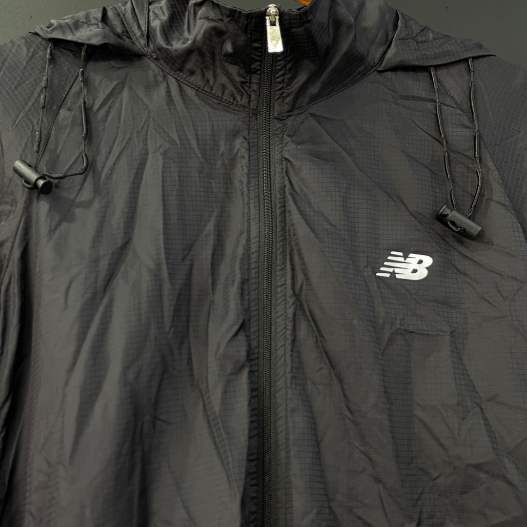NEW BALANCE Campera Negro Talle S