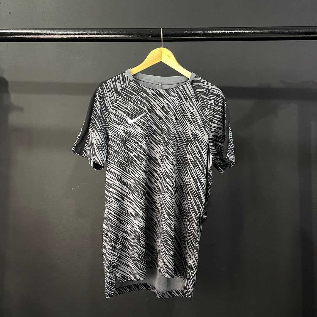 NIKE Remera Deportiva Varios  Estampado Talle M