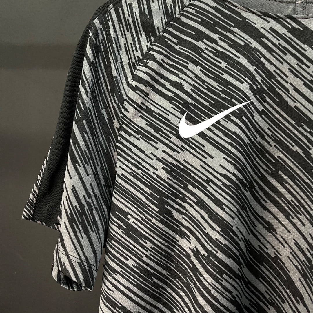 NIKE Remera Deportiva Varios  Estampado Talle M